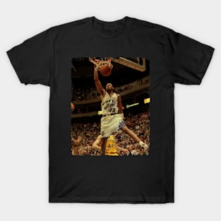 Donyell Marshall - Vintage Design Of Basketball T-Shirt